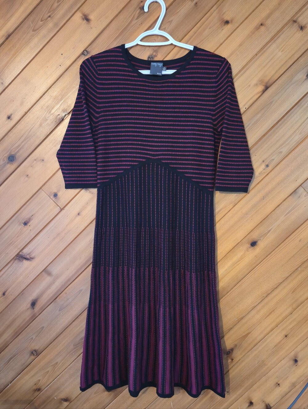 Gabby Skye Size M Midi Black Burgundy Striped Med Weight Knit 3/4 Sleeve Dress